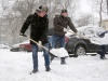 Белгородские волонтёры помогают коммунальным службам чистить снег