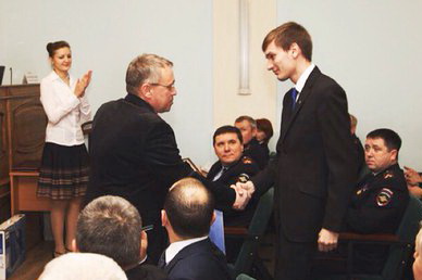 Замминистра МВД РФ наградил белгородского общественника