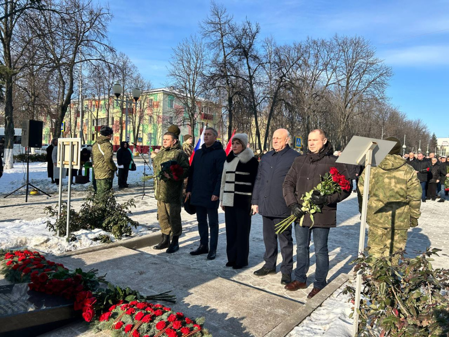 Торжественное возложение цветов к Вечному огню в Губкине в честь Дня защитника Отечества
